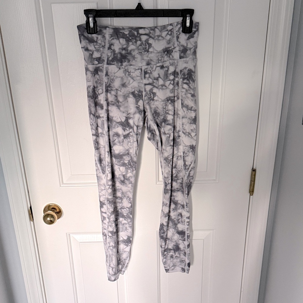 Athleta Gray and White Tie-Dye Leggings
Cropped, with pocket